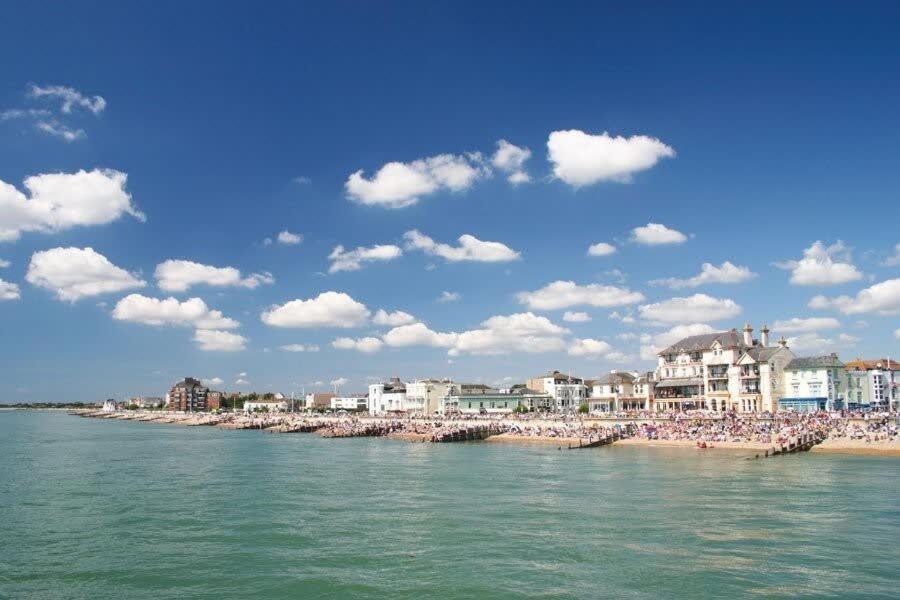 Panoramic Sea Views In Beachfront Apt W Balcony Bognor Regis Zewnętrze zdjęcie