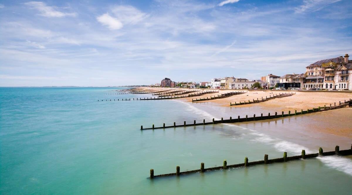Panoramic Sea Views In Beachfront Apt W Balcony Bognor Regis Zewnętrze zdjęcie