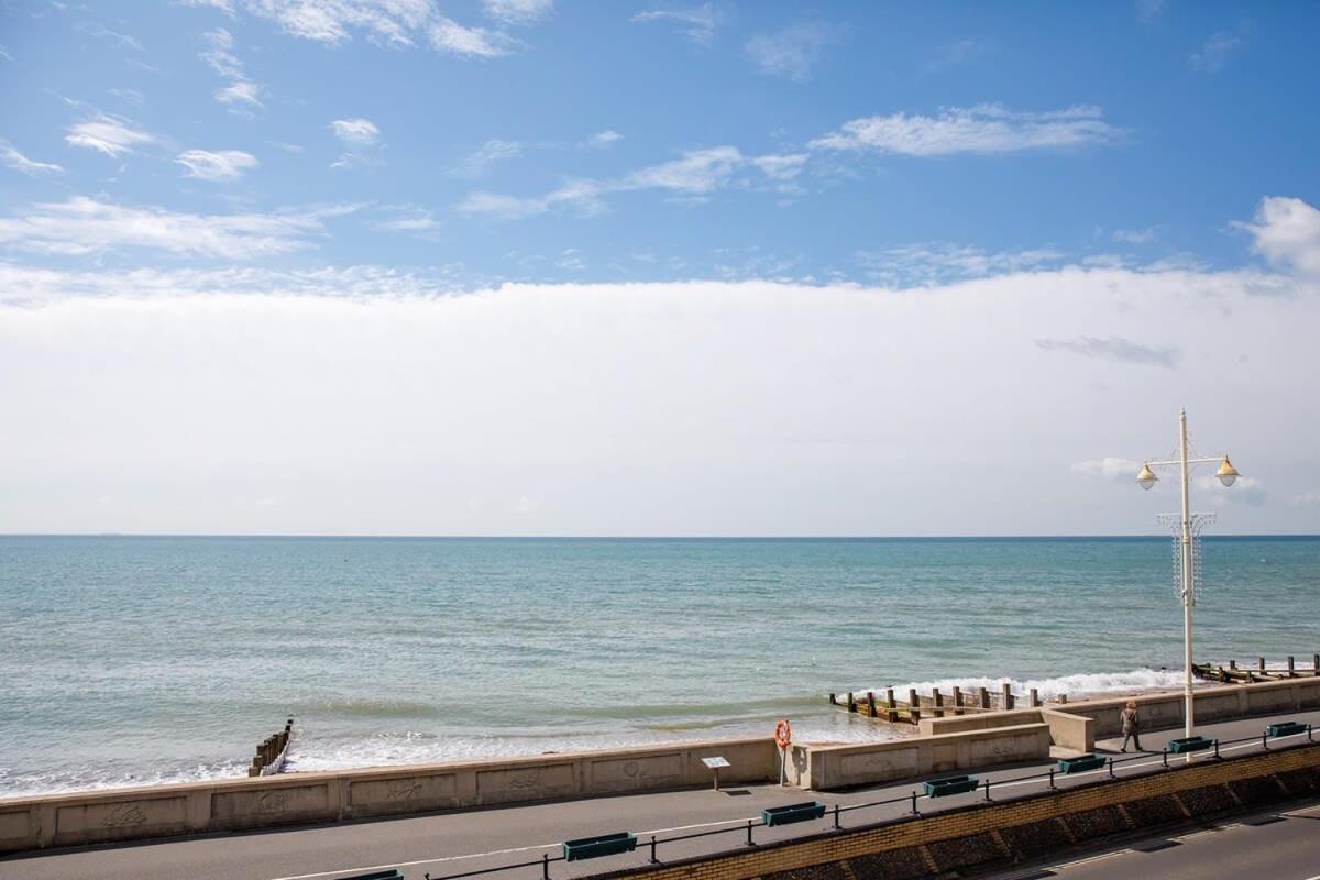 Panoramic Sea Views In Beachfront Apt W Balcony Bognor Regis Zewnętrze zdjęcie